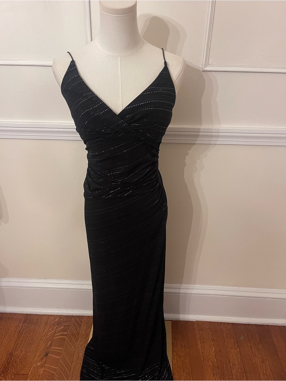 Elegant Black Shimmering V-Neck Evening Dress